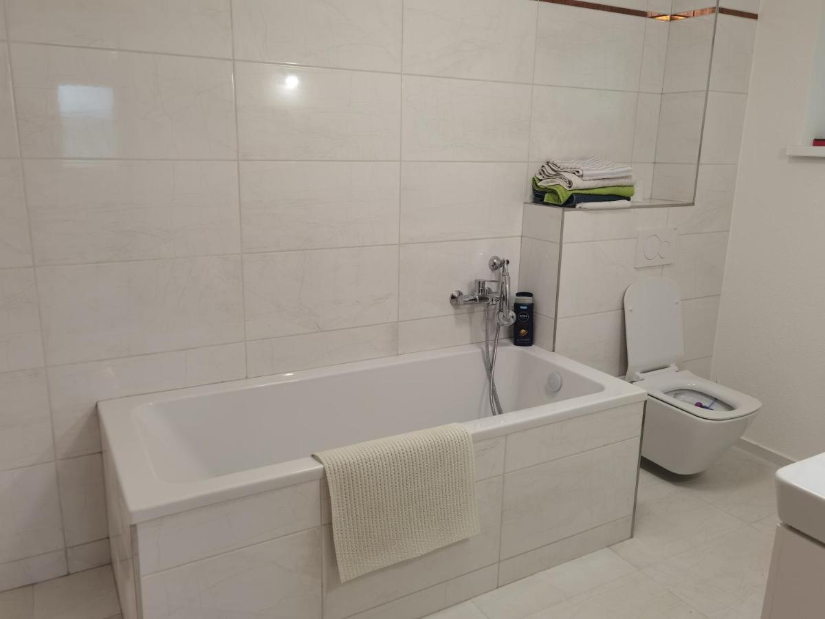 Sunset House Piestany Cervena Veza Lägenhet Banka Exteriör bild